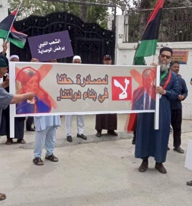 بقايا كتابات تنظيم الإخوان علي السفارة المصرية بطرابلس