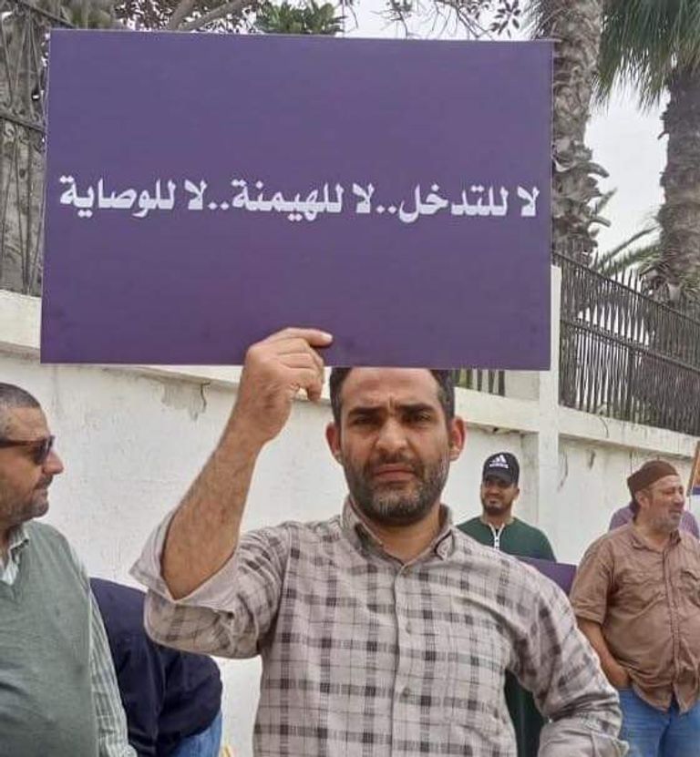 بقايا كتابات تنظيم الإخوان علي السفارة المصرية بطرابلس