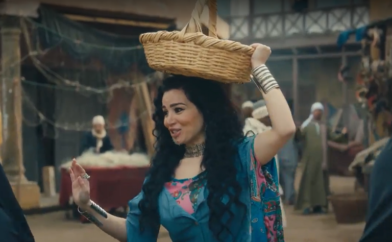 الفنانة مي عز الدين