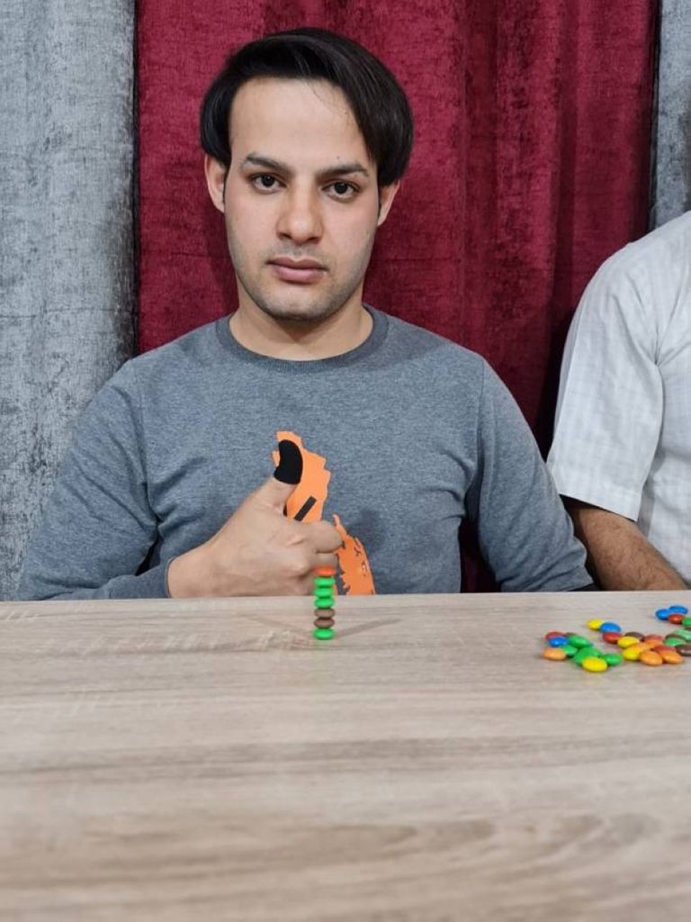 عراقي خلال موازنته 7 حبات من الشوكلاته