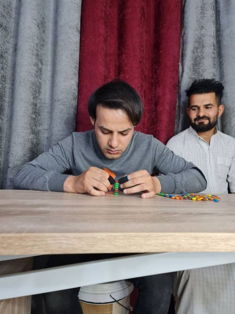 عراقي خلال موازنته 7 حبات من الشوكلاته