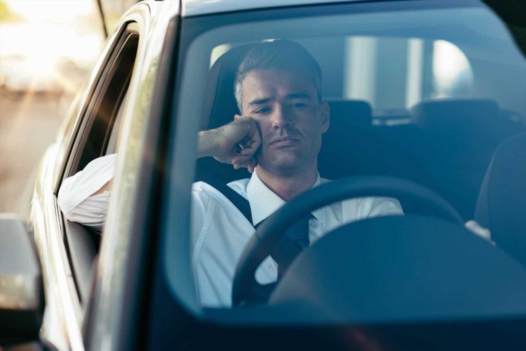 شخص يقود سيارته ويشعر بالنعاس - أرشيفية