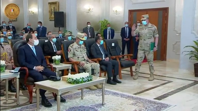 السيسى أثناء متابعة بدء حصاد موسم القمح في توشكى