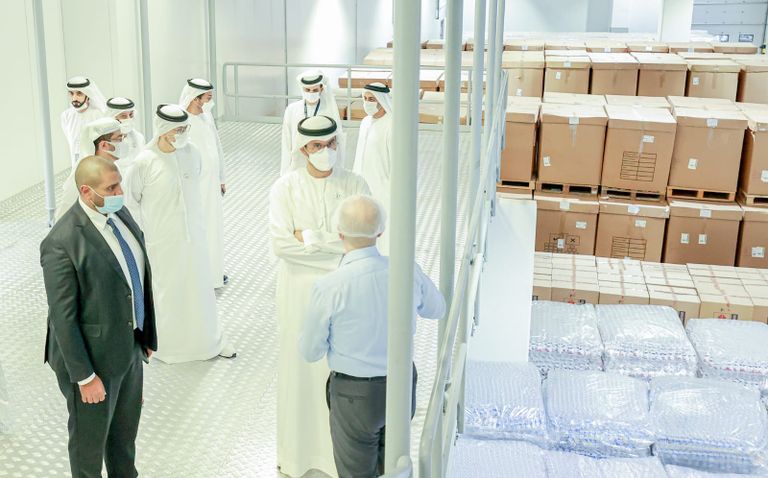 الدكتور سلطان بن أحمد الجابر في أثناء زيارة مدينة خليفة الصناعية (كيزاد)