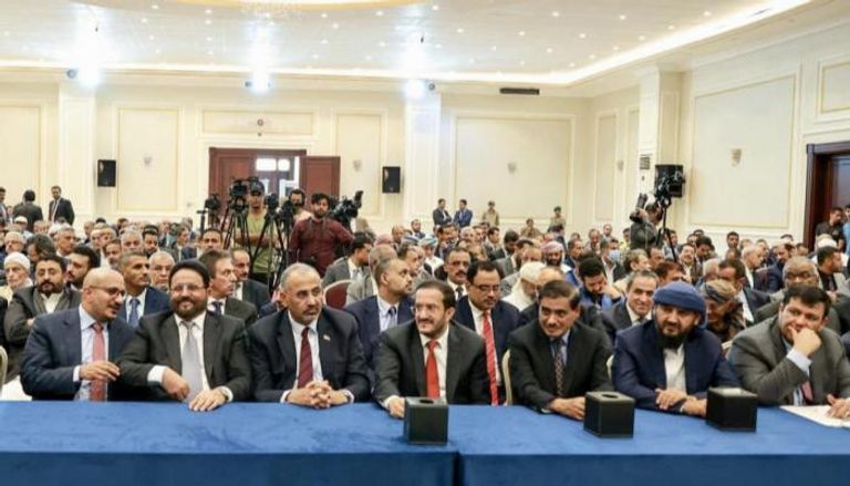 أعضاء المجلس الرئاسي لدى أداء اليمني الدستورية
