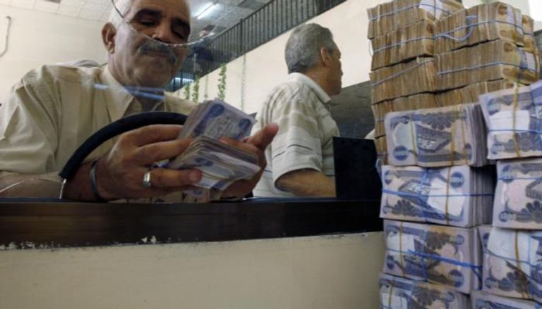 أموال من فئات مختلفة في إحدى المصارف العراقية