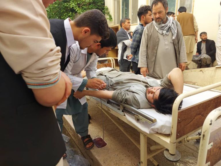 مصابون جراء انفجار استهدف مسجدا في مزار شريف مصابون جراء انفجار استهدف مسجدا في مزار شريف