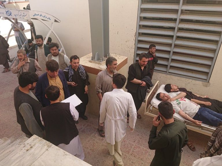 مصابون جراء انفجار استهدف مسجدا في مزار شريف مصابون جراء انفجار استهدف مسجدا في مزار شريف