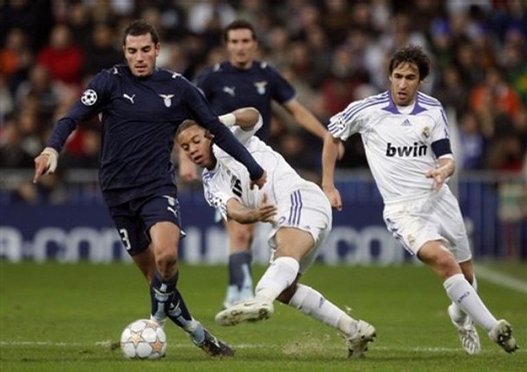 مغني مع لاتسيو ضد ريال مدريد زين الدين زيدان