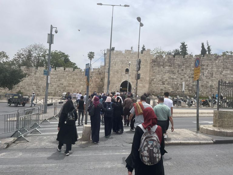 عشرات الآلاف يؤدون صلاة الجمعة الثالثة من رمضان بالمسجد الأقصى