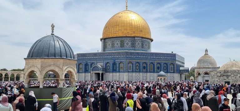 عشرات الآلاف يؤدون صلاة الجمعة الثالثة من رمضان بالمسجد الأقصى