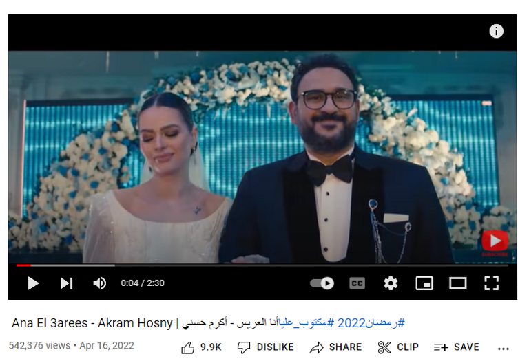 أكرم حسني يغني