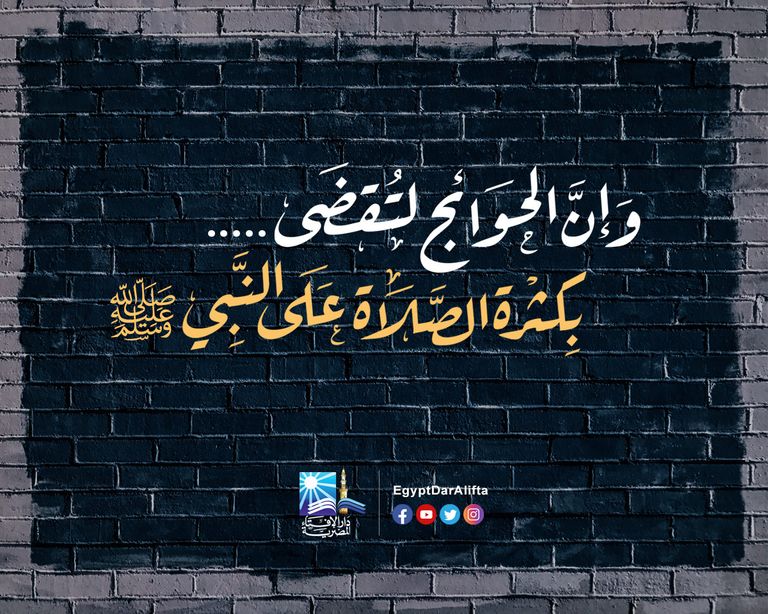 سيدة تدعو الله في شهر رمضان