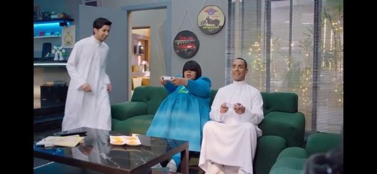 الطفل زياد مع الروبوت متين