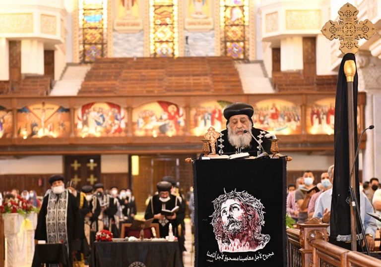 الكنيسة القبطية تتشح بالسواد في يوم الجمعة العظيمة