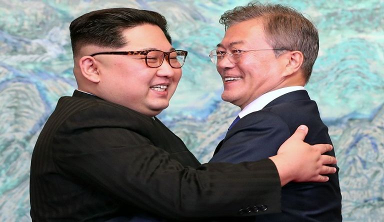 كيم جونج أون ومون جاي في لقاء سابق