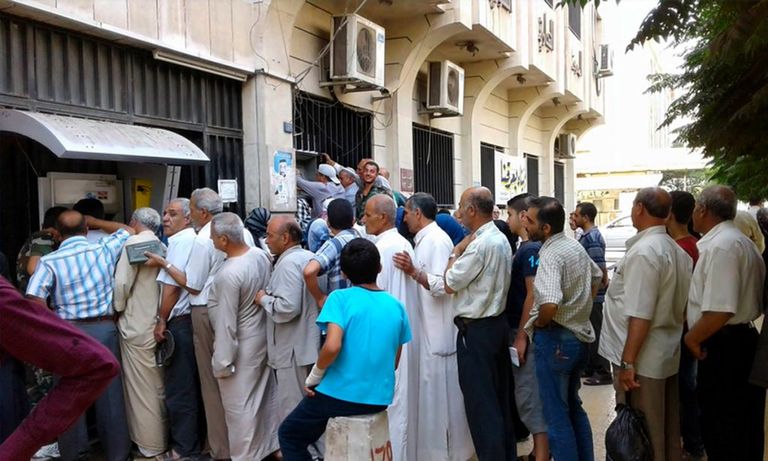 زحام أمام ماكينة صراف آلي في سوريا تباين أسعار العملات اليوم في سوريا