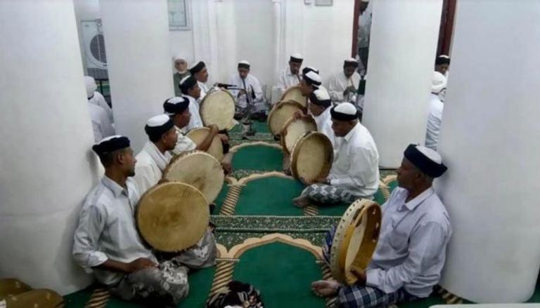 يمنيون يبتهلون بالموشحات الصوفية في رمضان