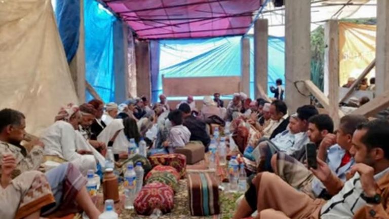 يمنيون يبتهلون بالموشحات الصوفية في رمضان