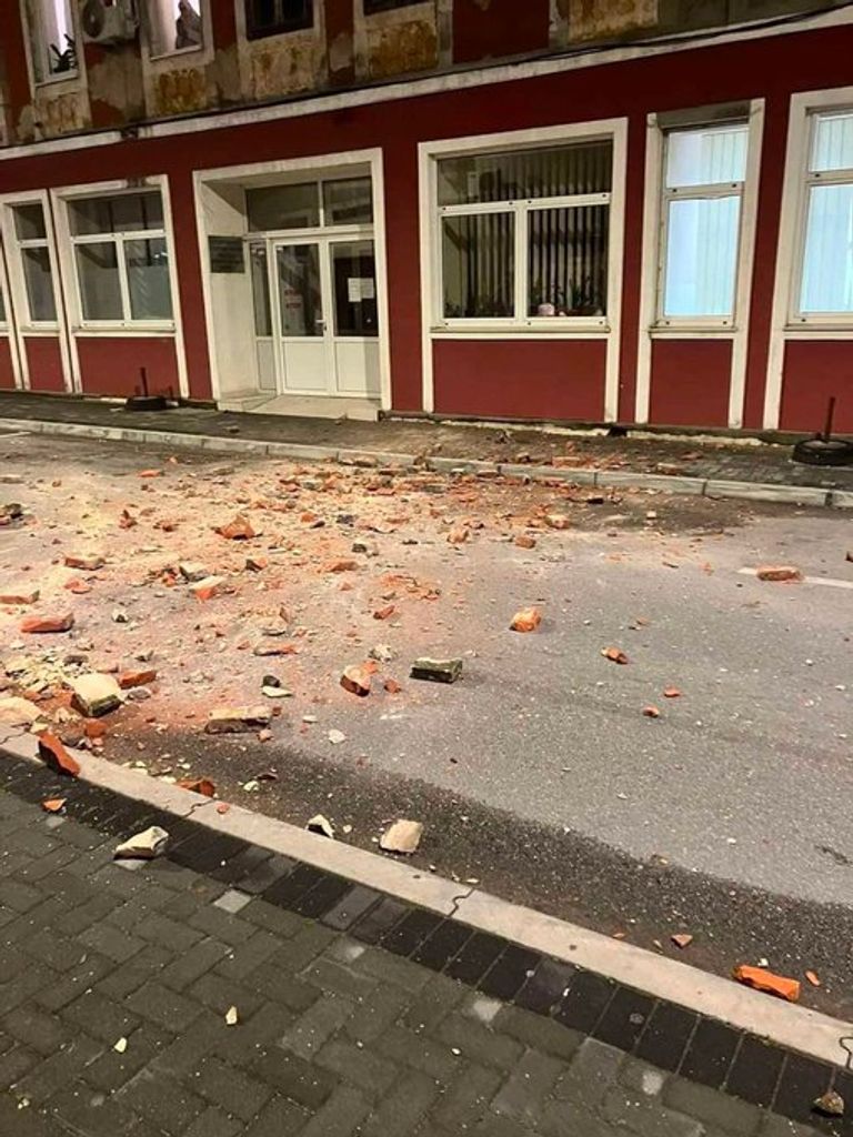 جانب من آثار الزلزال