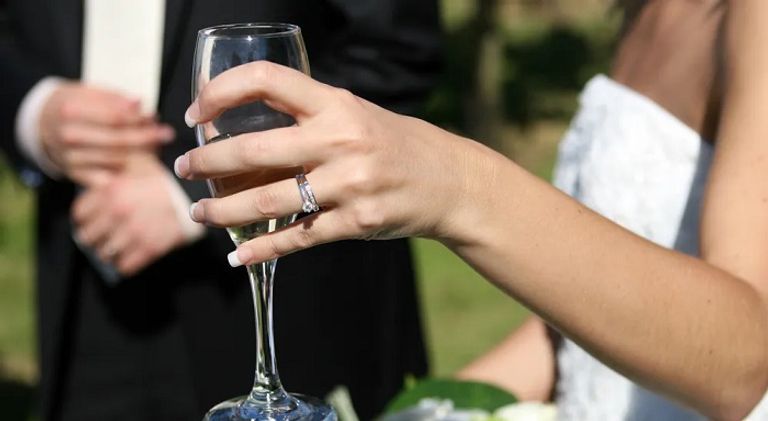 العروس لم تخبر الضيوف بوضع الماريجوانا في الطعام