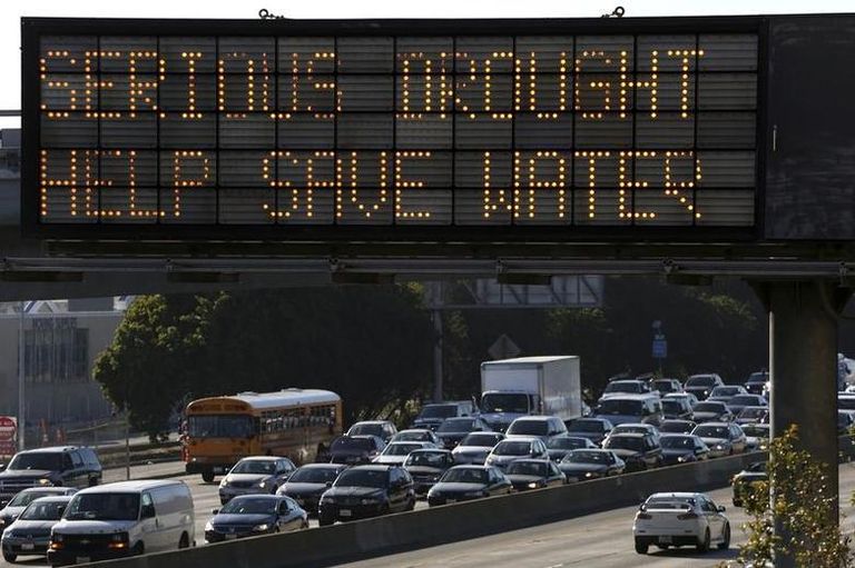 لافتة معلومات من Caltrans تحث السائقين على توفير المياه بسبب حالة الطوارئ الخاصة بالجفاف في كاليفورنيا - رويترز أرض جافة ببحيرة ميندوسينو بولاية كاليفورنيا - رويترز