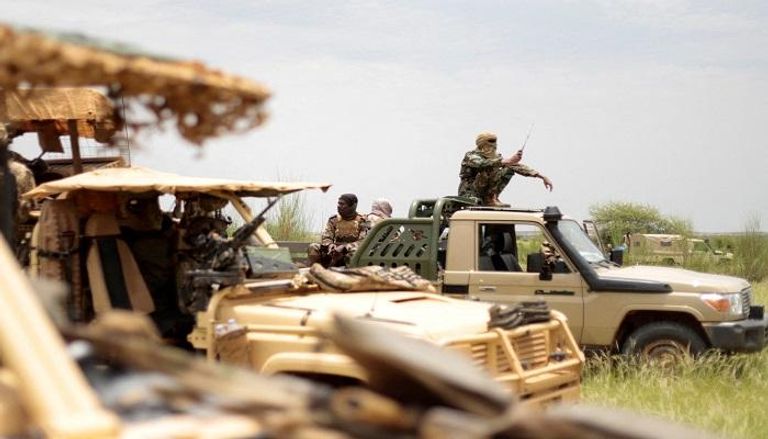 جنود ماليون يقومون بدورية قرب حدود النيجر