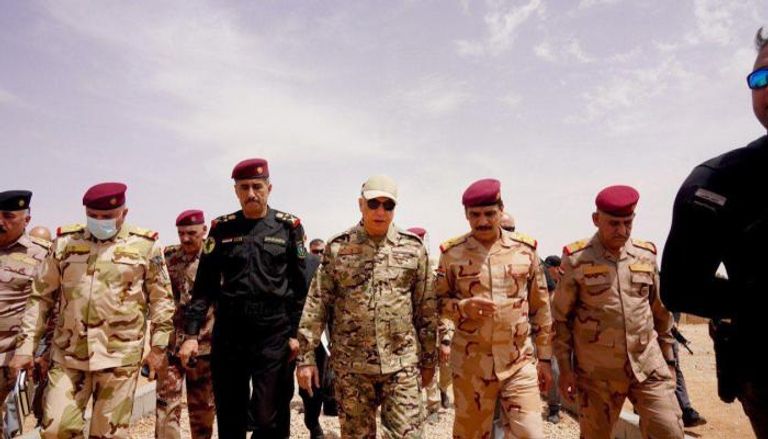 الكاظمي برفقة  قادة عسكريين عند الحدود الغربية 