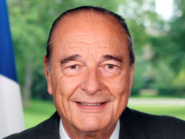 سيدة فرنسية تشاهد خطابا لماكرون 