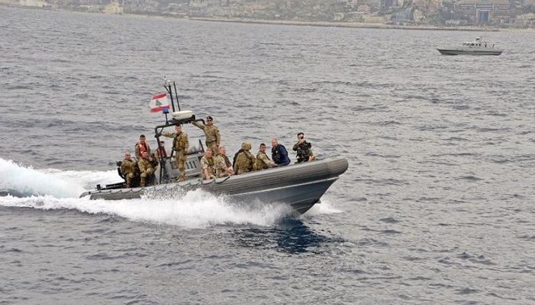 البحرية اللبنانية تواصل عمليات البحث عن ناجين بالمركب الغارقة