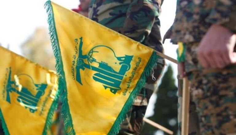 عناصر تحمل علم مليشيات حزب الله