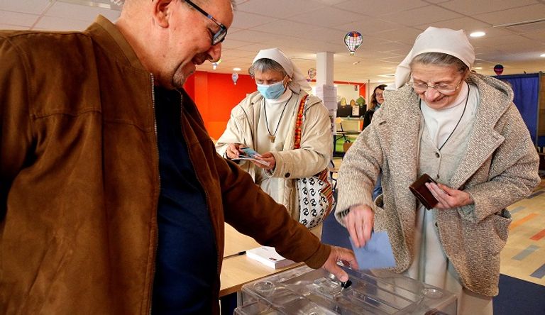 راهبات خلف الستار خلال إدلائهن بأصواتهن في الانتخابات الفرنسية