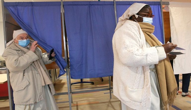 راهبات خلف الستار خلال إدلائهن بأصواتهن في الانتخابات الفرنسية