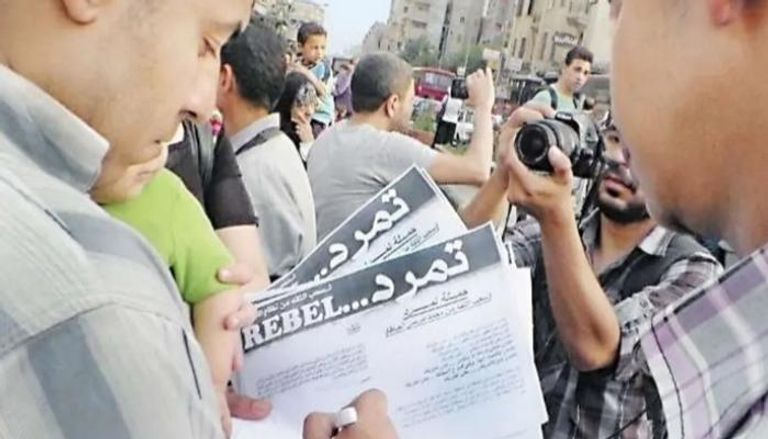مصريون خلال تفاعلهم مع حملة تمرد - أرشيفية