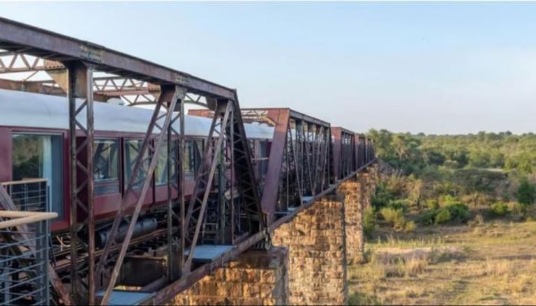 رحلة فندقية ثابتة بالقطار فوق سهول السافانا في جنوب إفريقيا