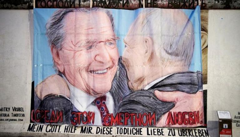 لافتة تنتقد علاقة المستشار الألماني الأسبق بالرئيس الروسي