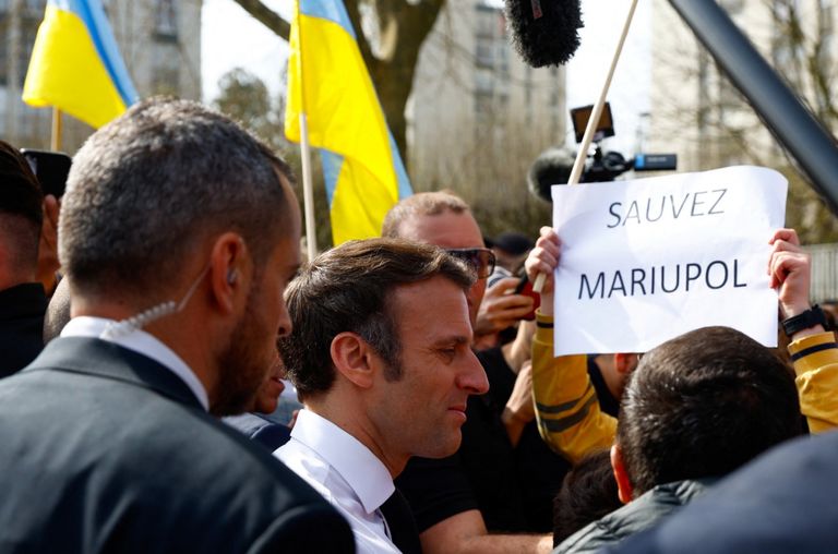 أعلام أوكرانيا ضمن تجمع لمؤيدي ماكرون خلال يوم التصويت ماكرون ومسؤولون محليون خلال حملته الانتخابية