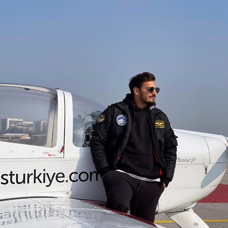 الطائرة بعد سقوطها بالحي السكني