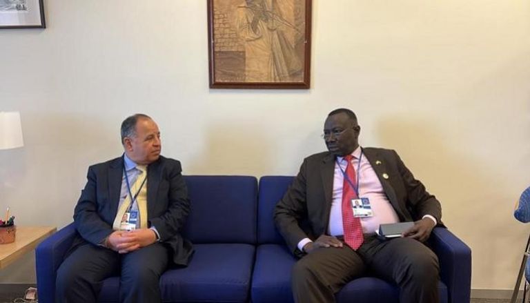 وزير المالية المصري مع مسؤول جنوب سوداني