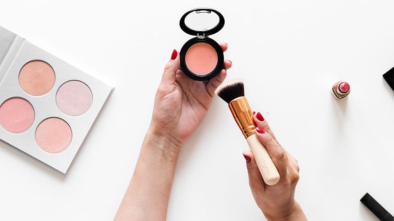 نصائح لاختيار أحمر الخدود المناسب