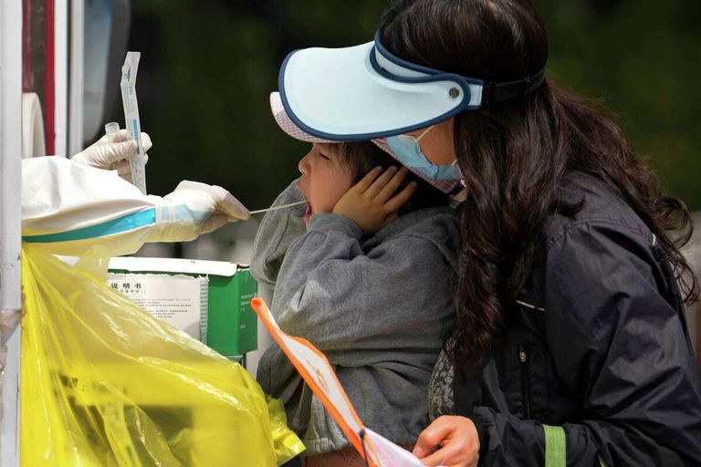 حواجز عزل كورونا في مدينة شنغهاي