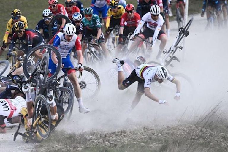 حادث مروع في سباق للدراجات حادث جوليان ألافيليب بطل العالم