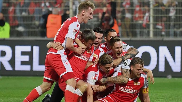فريق أونيون برلين ينافس على مقاعد مؤهلة لدوري أبطال أوروبا ليفاندوفسكي يحتفل بلقب الدوري الألماني
