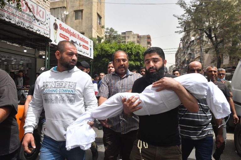 والد إحدى ضحايا الزورق يحمل ابنته