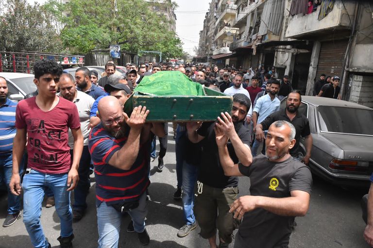 والد إحدى ضحايا الزورق يحمل ابنته