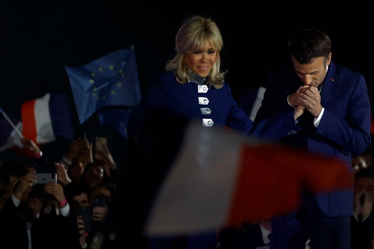 الرئيس الفرنسي إيمانويل ماكرون يقبل زوجته