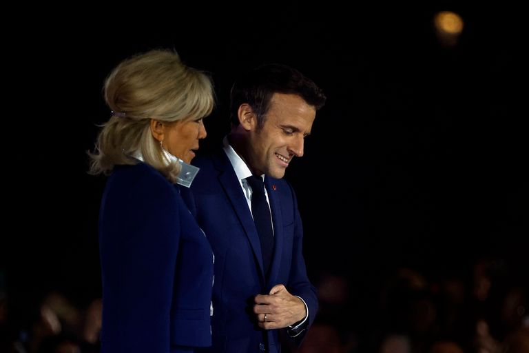 الرئيس الفرنسي إيمانويل ماكرون يقبل زوجته