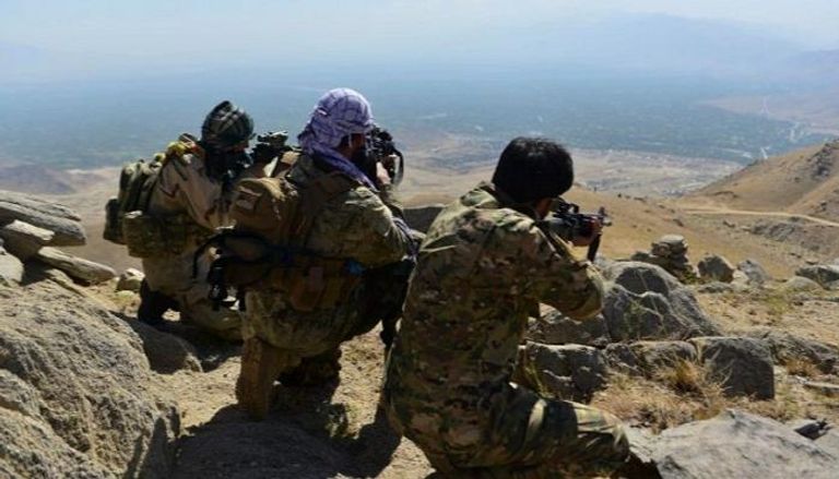 عناصر مسلحة تحارب ضد طالبان