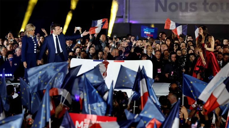 فرح الديباني والرئيس الفرنسي إيمانويل ماكرون