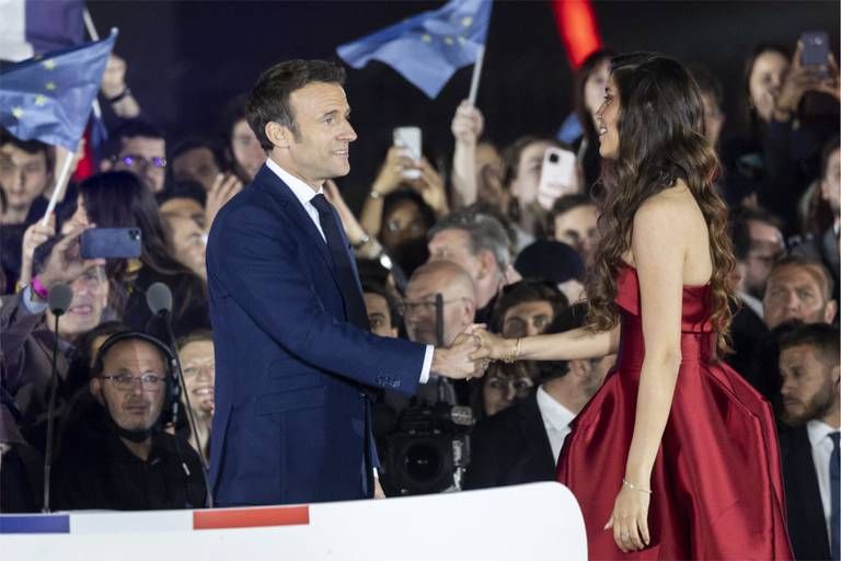 فرح الديباني والرئيس الفرنسي إيمانويل ماكرون